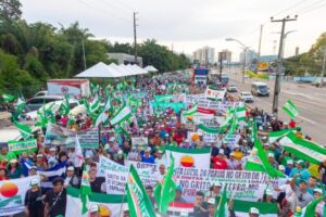 Iracema Vale recebe agricultores durante o “Grito da Terra” na Assembleia
