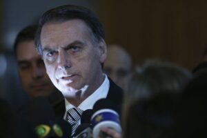 ‘E daí? Lamento. Quer que eu faça o quê? Sou Messias, mas não faço milagre’, diz Bolsonaro sobre mortes por Covid-19 no Brasil