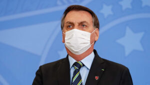 Bolsonaro diz a apoiadores que fez ‘chapa do pulmão’ e teste de covid-19
