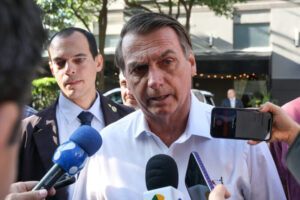 Avaliação negativa do governo Bolsonaro vai de 27% para 32%, aponta Ibope