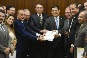 Bolsonaro entrega ao Senado pacote para mudar pacto federativo e regras fiscais