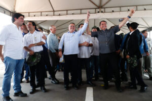 Acompanhado de 10 parlamentares do MA, Bolsonaro faz piada de tom homofóbico: ‘virei boiola, igual maranhense’