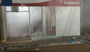 Pânico em São João do Paraíso: Criminosos explodem banco e fazem reféns em assalto
