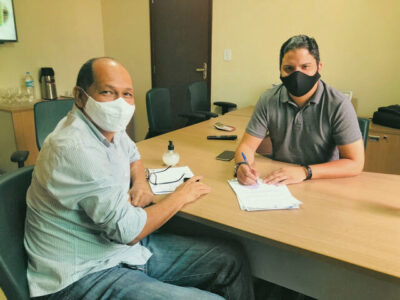 Inédito! Prefeito Luciano assina portaria que unifica matrículas de professores sem perda de direitos