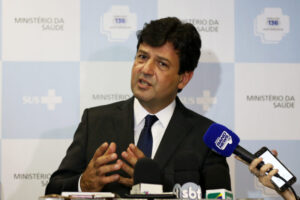 Após pronunciamento de Bolsonaro, Mandetta muda discurso e critica quarentena