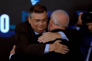 Dino segue na política e filiado ao PSB na reta final de ir ao STF e após prometer nova ‘roupa’