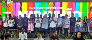 Imagens do dia: todos em busca de um espaço com Lula….