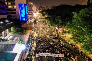 VÍDEO: “Guerra é genocida, legalização é vida”, diz o tema da Marcha da Maconha que levou uma multidão às ruas de SP