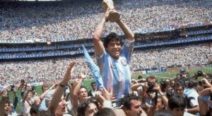 Morre Maradona, aos 60 anos. Reveja o gol histórico contra a Inglaterra