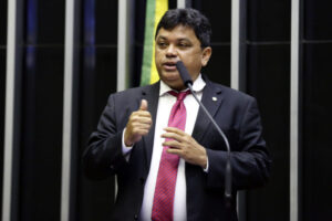 Na Câmara, Jerry ataca Bardal e omite homenagem dada por Dino