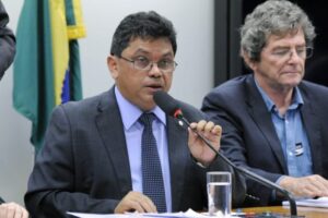 Márcio Jerry apresenta projeto para conter danos à educação