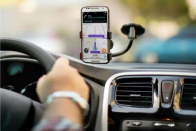 Motorista de aplicativo feito refém por criminosos consegue fugir e trava veículo