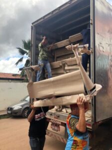 MAIS EDUCAÇÃO: Prefeito Luciano Genésio adquire mobilíario para escolas de Pinheiro