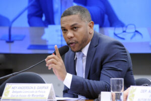 Polícia Civil promove delegado que acusa Portela no escândalo de espionagem