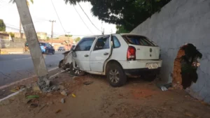 Carro desgovernado bate em poste e atinge muro em parada de ônibus em São Luís