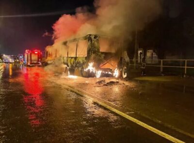 Veja Agora: Coletivo fica completamente destruído após pegar fogo em São Luís