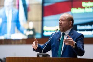 Othelino denuncia licitação do governo de R$ 52,3 milhões para compra de lanches