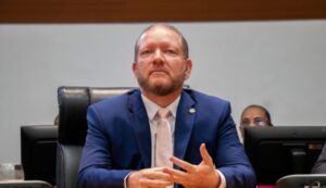 Othelino Neto legitima ação que desmonta prerrogativas de deputados estaduais