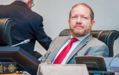 Habilidoso e sem rejeição, Othelino Neto segue tranquilo para sua reeleição