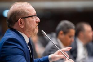 Othelino cobra explicações sobre liberação ilegal de veículos em Araioses e protocola requerimento para ouvir comandante