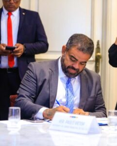 Presidente Paulo Victor promulga proibição de uso de grampos metálicos para lacrar embalagens de alimentos entregues por delivery e mais 12 leis para beneficiar a população de São Luís