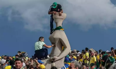 Presa mulher que pichou estátua da Justiça com a frase ‘perdeu, mané’