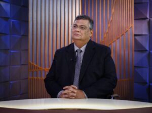 Dino tenta suspender voos para conter avanço do coronavírus no Maranhão, mas é boicotado por Bolsonaro