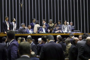 Câmara aprova texto-base que aumenta limite para contratações sem licitação