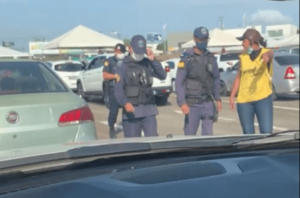 Prefeitura nega 2ª dose para quem não se vacinou em SL e manda polícia retirar motorista que tentava se vacinar