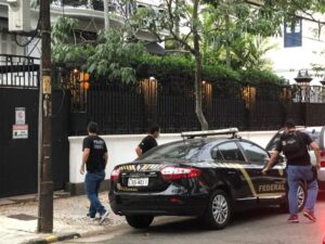 Advogado de Lula e ex-defensor de Bolsonaro são alvos de operação da Lava Jato