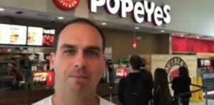 Juiz manda Bolsonaro explicar filho “embaixaburguer”