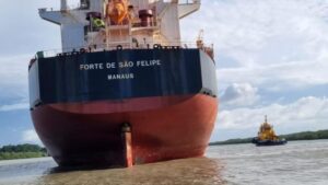 Navio encalha no Porto da Alumar em São Luís; desencalhe deve entrar a madrugada