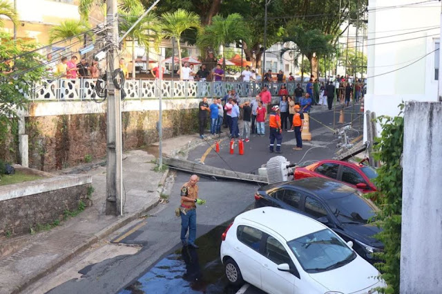 ASSISTA! Poste cai e esmaga carro no Centro de São Luís; tanque estourou e derramou gasolina na Montanha Russa