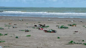 Praia de São Luís amanhece cheia de lixo