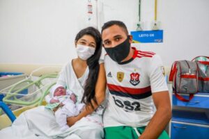 Em noite de chuva primeiro bebê de 2022 nasce de parto natural no Anjo da Guarda