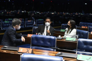 Pelo MA, Eliziane e Weverton assinam pedido para criar CPI da Covid-19 no Senado