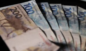 Governo diz que isenção do IR para quem ganha até dois mínimos sai neste mês