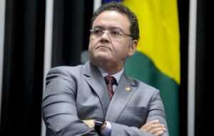 Roberto Rocha promove transfobia contra Bota Pó, é criticado nas redes sociais e publicação é excluída