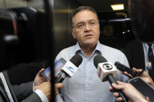 Roberto Rocha diz que, se disputar 2022, será à reeleição ou ao governo do MA