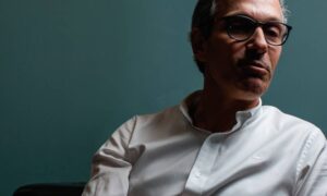 Servidor sem salário: O vendedor de picolé, a queda da arrecadação e a conversa fiada de Zema