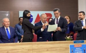 Sarney recebe homenagem ao renovar carteira da OAB-MA