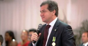 Simplício cria realidade paralela e faz do apagão um pretexto para autoglorificação. Ouça áudio.