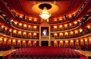 Teatro Arthur Azevedo comemora 208 anos com programação aberta ao público