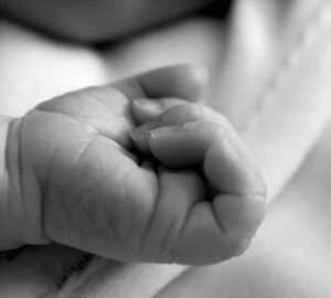 Pais são presos acusados de espancar e estuprar bebê de cinco meses em Goiás