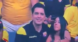 Torcedor é flagrado beijando outra mulher por câmera de estádio no equador