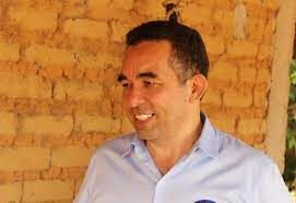 Carro pega fogo após batida em Santa Luzia do Paruá