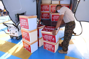 Governo envia a municípios doses da CoronaVac para vacinação de idosos de 75 a 84 anos e profissionais de saúde