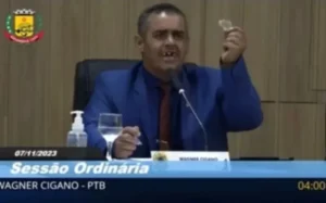 IMAGEM FORTE: vereador tira dentadura e mostra durante discurso em Goiás