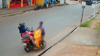 ASSISTA! Motoqueiro derrapa em avenida e atinge vendedor de picolé em São Luís; ambos ficaram gravemente feridos