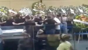 Vídeo: Viúva de vereador sofre agressões durante velório do marido